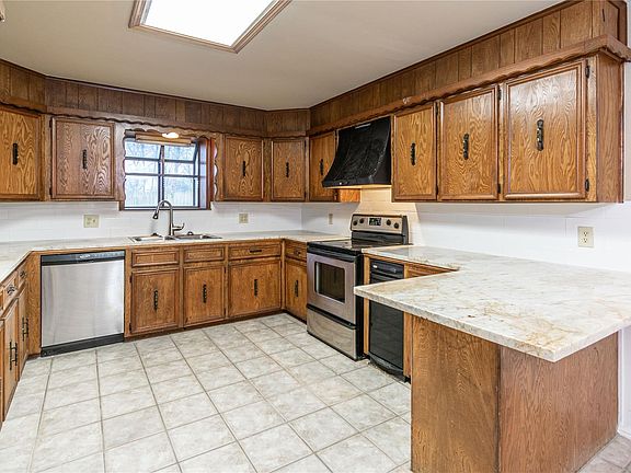 4th image of 900 NE 11th St