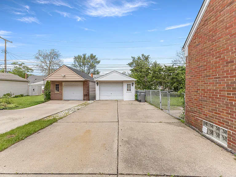 21311 Outer Dr — Photo 28