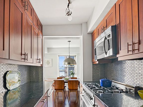 2nd image of 135 Willow St APT 1003