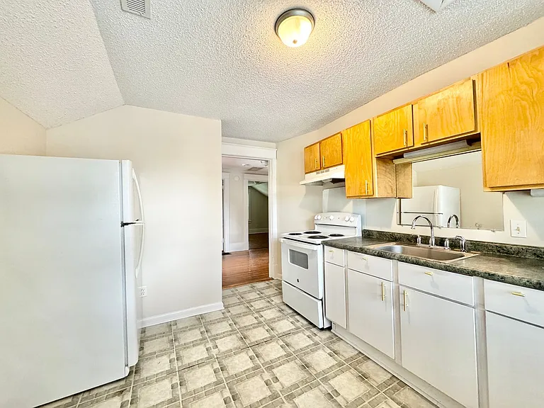 912 Union St #B — Photo 12
