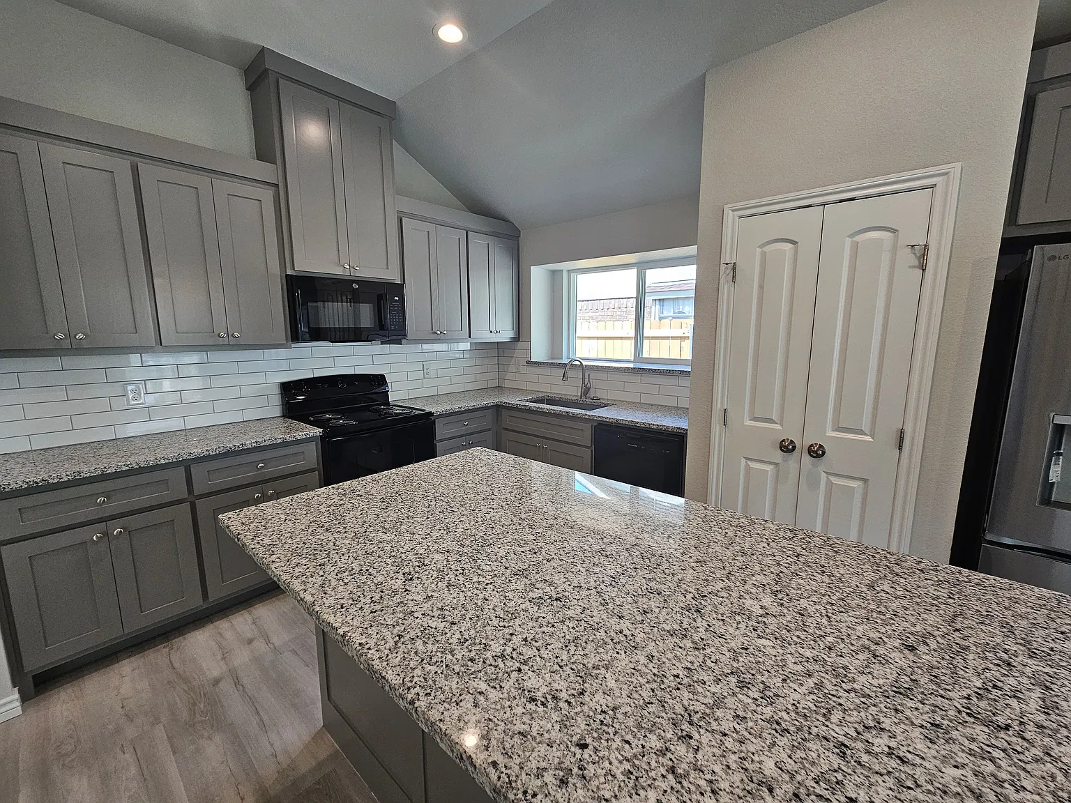 4 bed, 1799 sqft, $2,325 — Photo 3