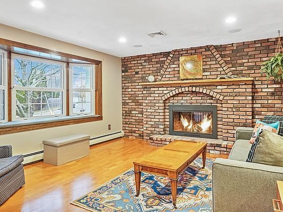 3rd image of 18 Elizabeth Ct