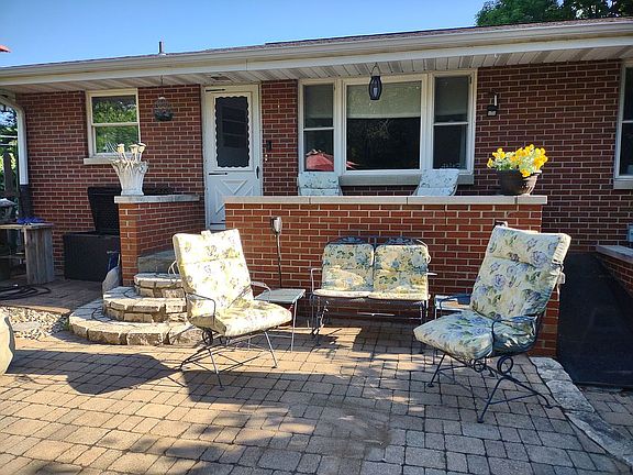4th image of 10 Hyde Park Dr