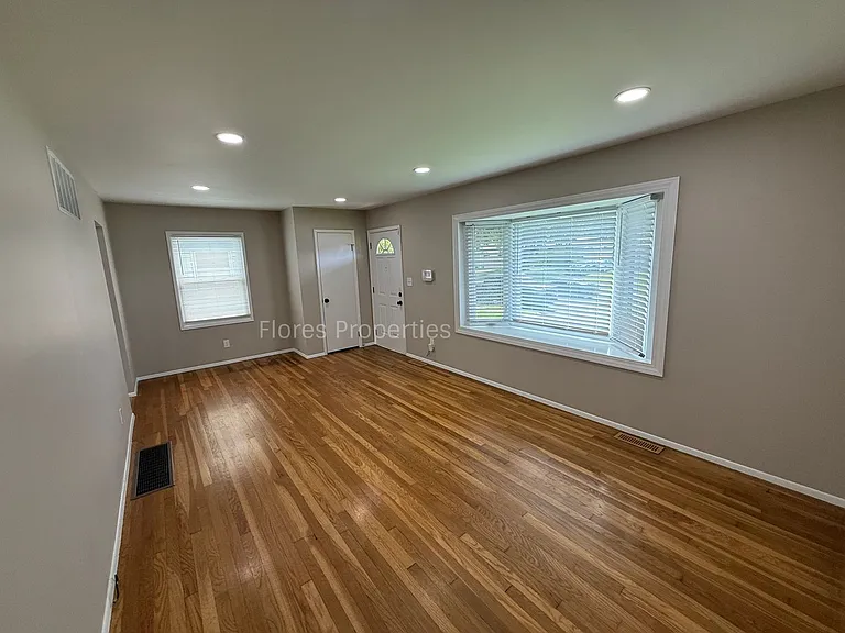 1136 Pauline Ave — Photo 10