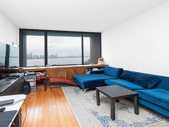 3rd image of 380 Rector Place #7A