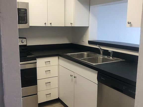 4th image of 2600 NE 135th St APT 3I