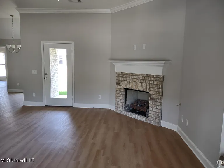 560 Silver Hill Dr — Photo 4