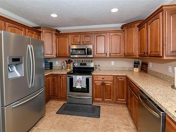 3rd image of 2807 Lakeview Dr