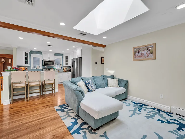 15 Seville Dr — Photo 42