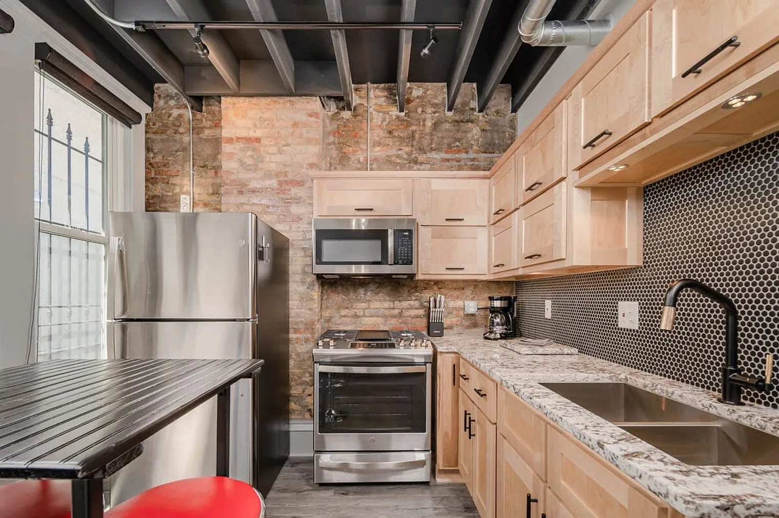 1 bed, 1.0 bath, 699 sqft, $2,617 — Photo 2
