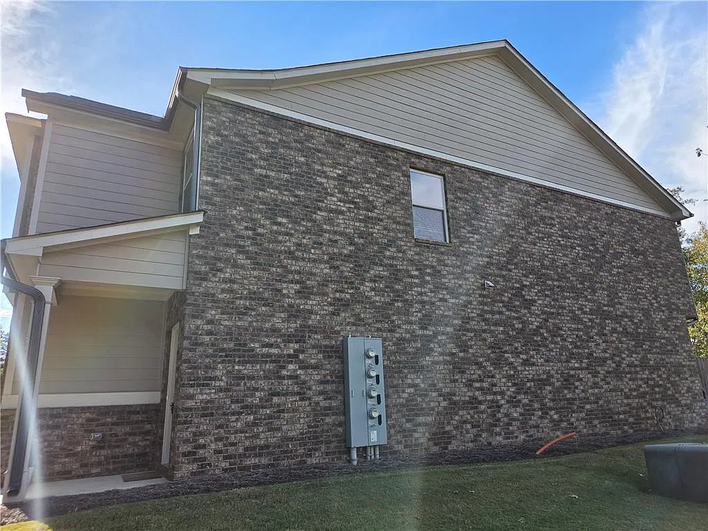 3 bed, 2.5 bath, 1638 sqft, $2,200 — Photo 2