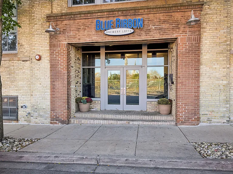 Blue Ribbon Lofts — Photo 19