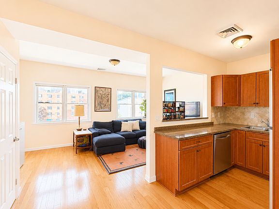 4th image of 110 Eagle St #2