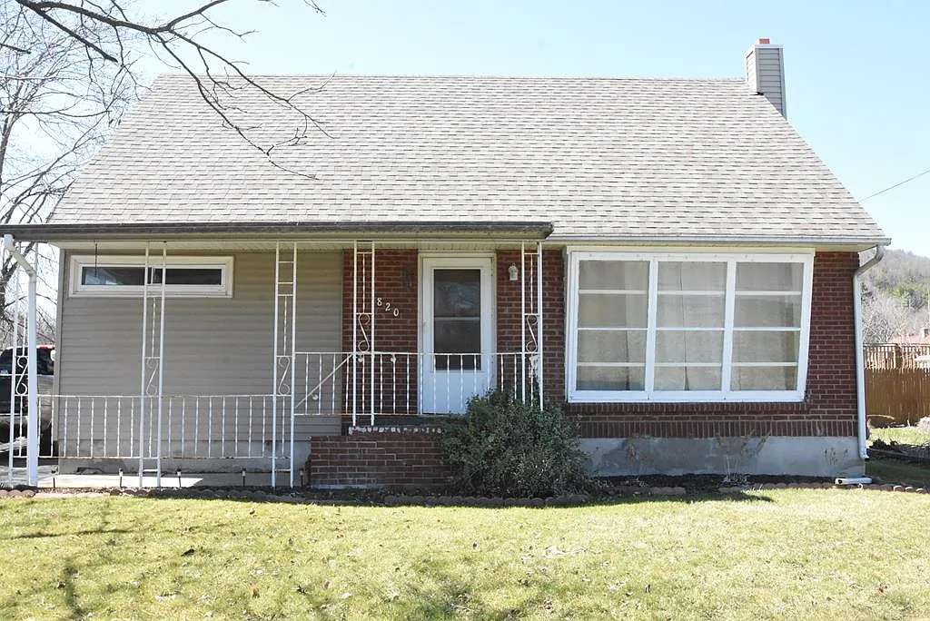 820 Spruce St photo 1