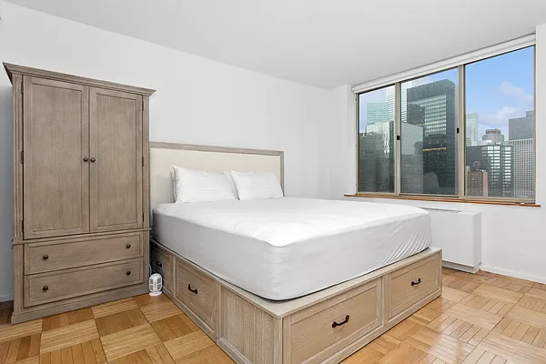 Rented by SERHANT. | media 8