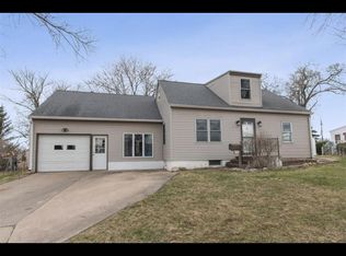 104 Fisher St, Hiawatha, IA 52233