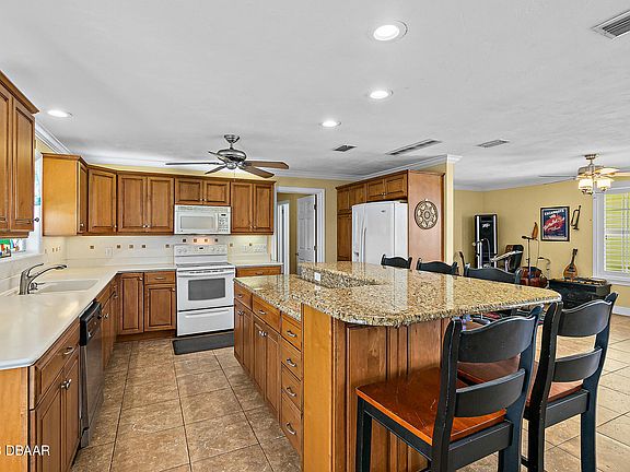 3rd image of 955 Lynn Cir