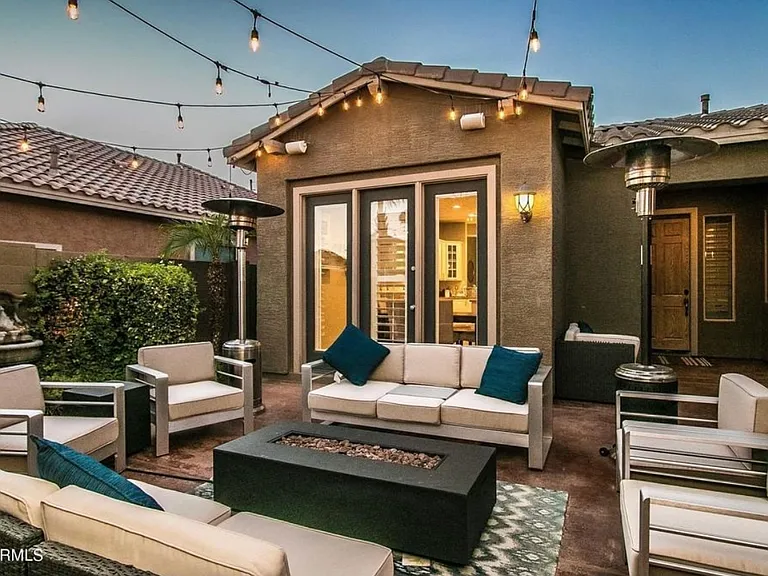 2560 E Wisteria Dr — Photo 2