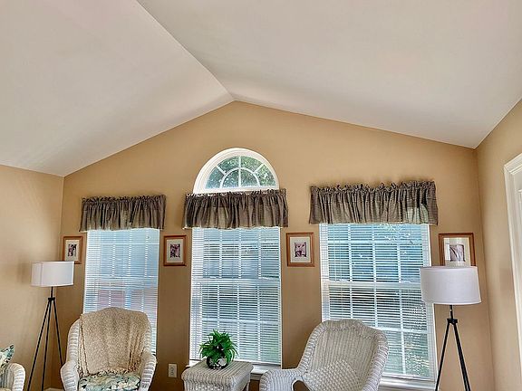 Light-filled breakfast room