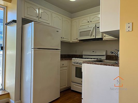 4th image of 2582 37th St APT 3A