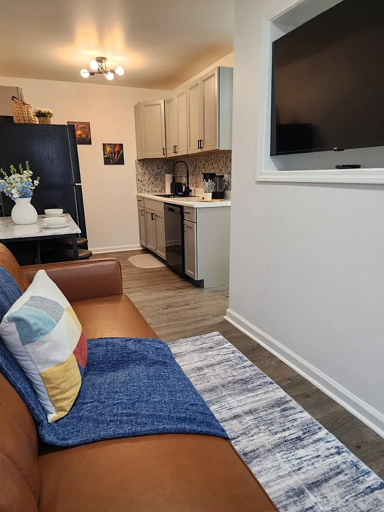 2 bed, 400 sqft, $950 — Photo 2