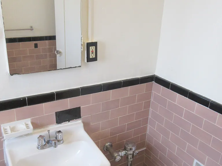654 S Detroit St #401 — Photo 15