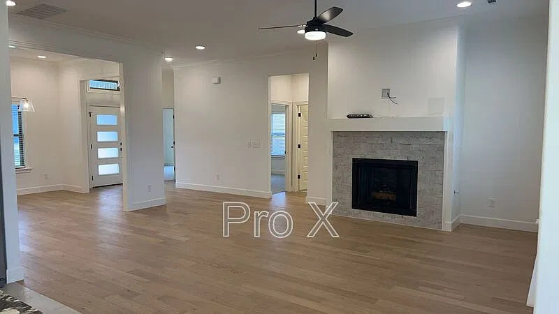 4 bed, 2.5 bath, 2365 sqft, $2,400 — Photo 4