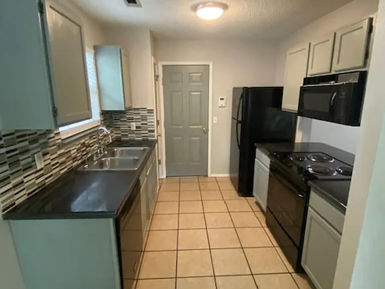 3194 W Parkway Dr — Photo 4