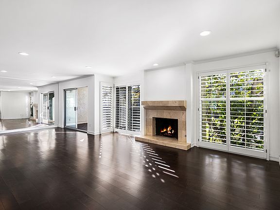 3rd image of 11744 Moorpark St