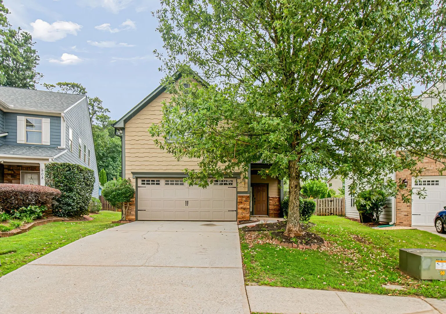 906 Silver Lake Drive — Photo 1