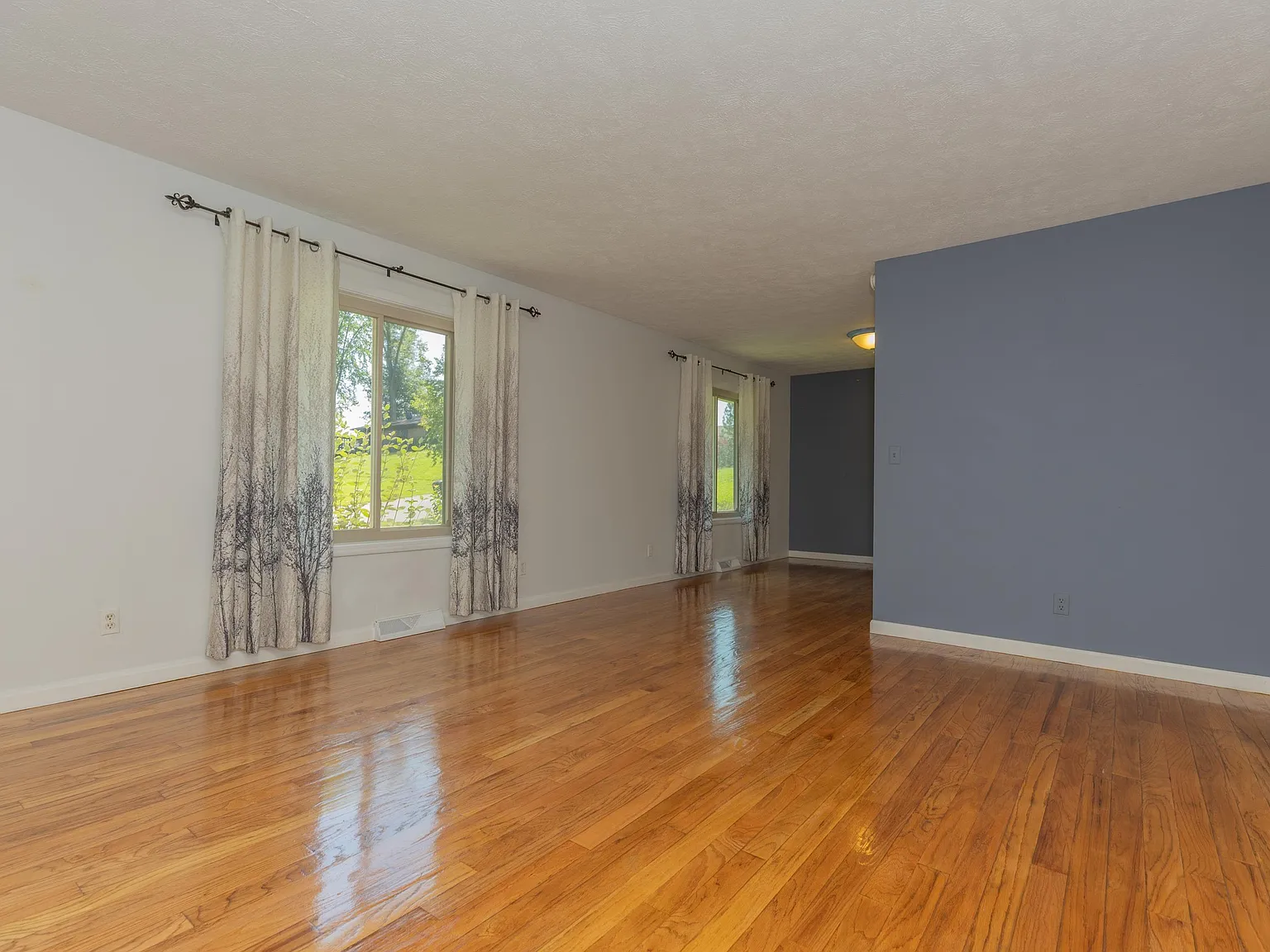 4 bed, 3.0 bath, 2744 sqft, $2,200 — Photo 2