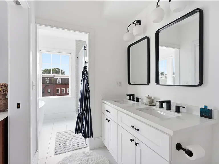 613 E 6th St #3 — Photo 11