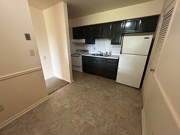 2nd image of 924 Mountain View Rd #3