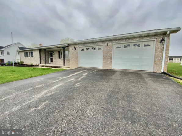 39 Crest View Ln, Gettysburg, PA 17325