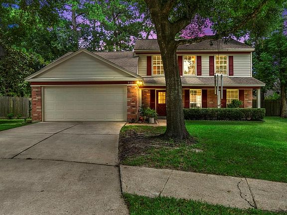 Ever dream of relaxing with a glass of wine on your front porch while watching the sun set? Cheers to your new home! This 3 Bed 2/1 Bath home lovingly cared for by the original owners is ready to clink glasses with you for your new beginning!