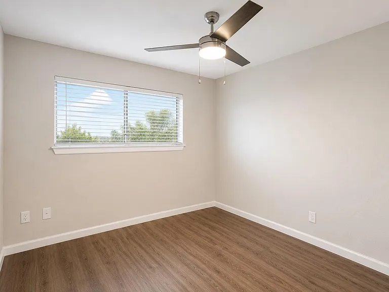 8214 N Interstate Highway 35 Svrd Sb Hwy — Photo 3
