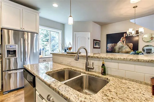 Open Floor Plan/Raised Bar