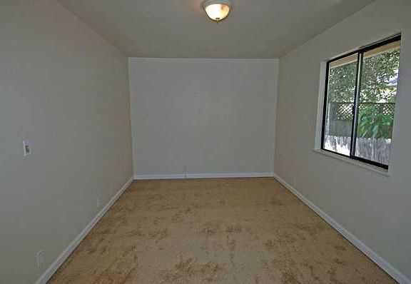 4th image of 7 Wallace Ct