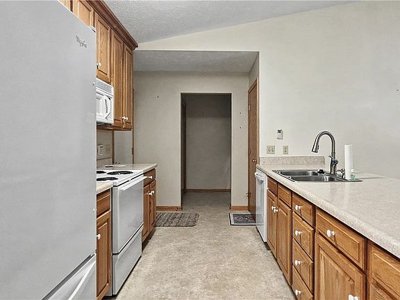 5th image of 910 Greenfield Dr