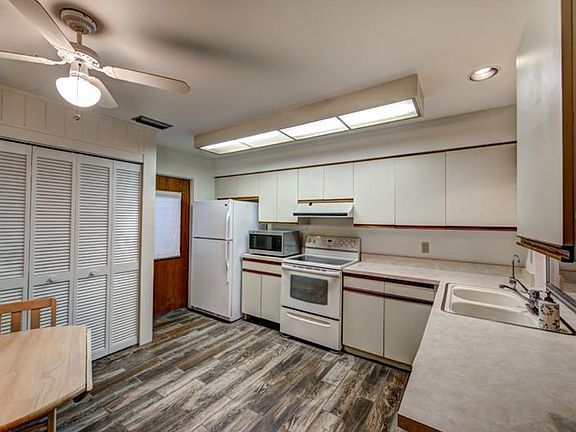 3rd image of 643 Foxwood Blvd