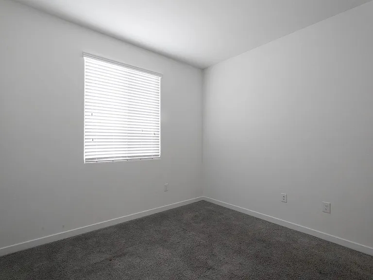902 Bronzite St — Photo 30