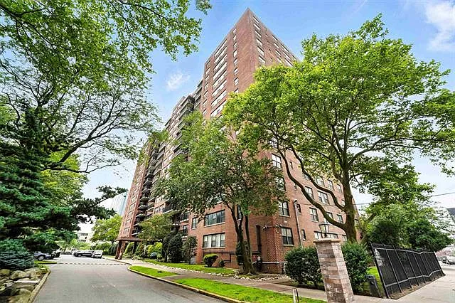 225 Saint Pauls Ave #17L — Photo 24