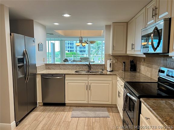 5th image of 579 NE Plantation Rd APT S108