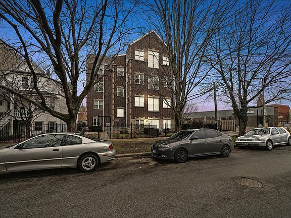 3rd image of 2422 W Gunnison St APT 3