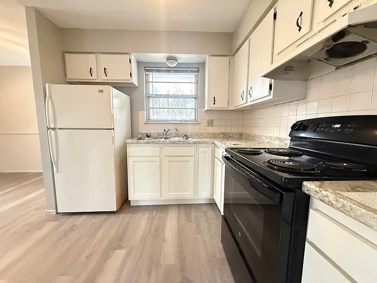 18 Regency Ct #18 — Photo 5