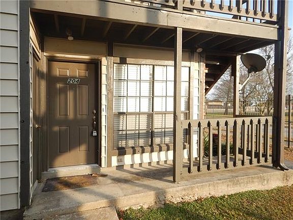 2nd image of 2944 Manhattan Blvd Unit 204