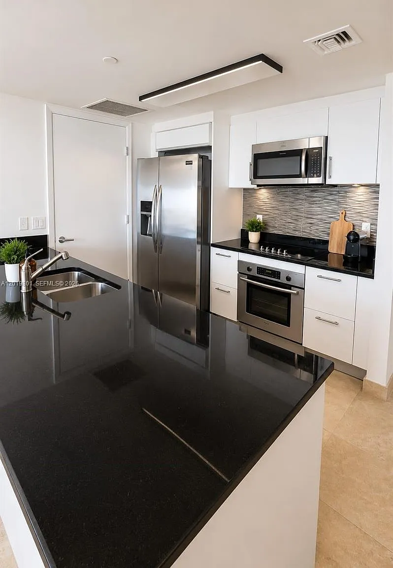 50 Biscayne Condo — Photo 3