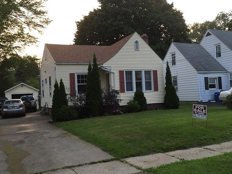 Front view of Alden Ct.
						:
						Wonderful family neighborhood just a few minutes from parks, schools, and more.