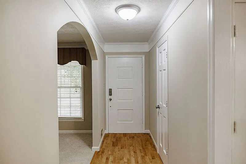 3 bed, 3.0 bath, $2,200 — Photo 2