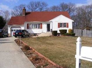 8 Esther Ct, Patchogue, NY 11772